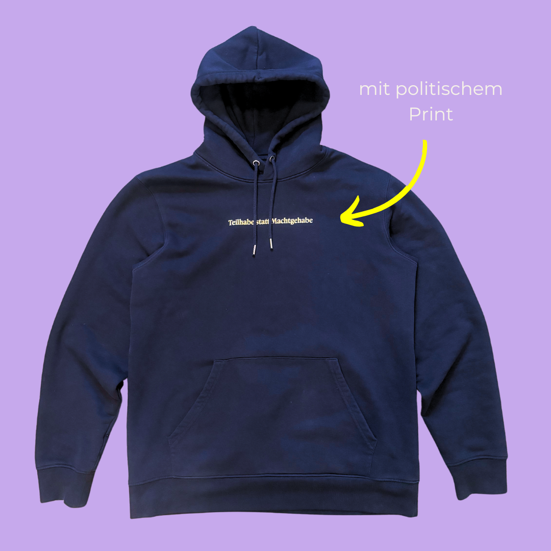 Dunkelblauer Hoodie mit hellgelbem Print "Teilhabe statt Machtgehabe"