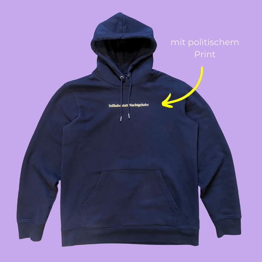 Dunkelblauer Hoodie mit hellgelbem Print "Teilhabe statt Machtgehabe"