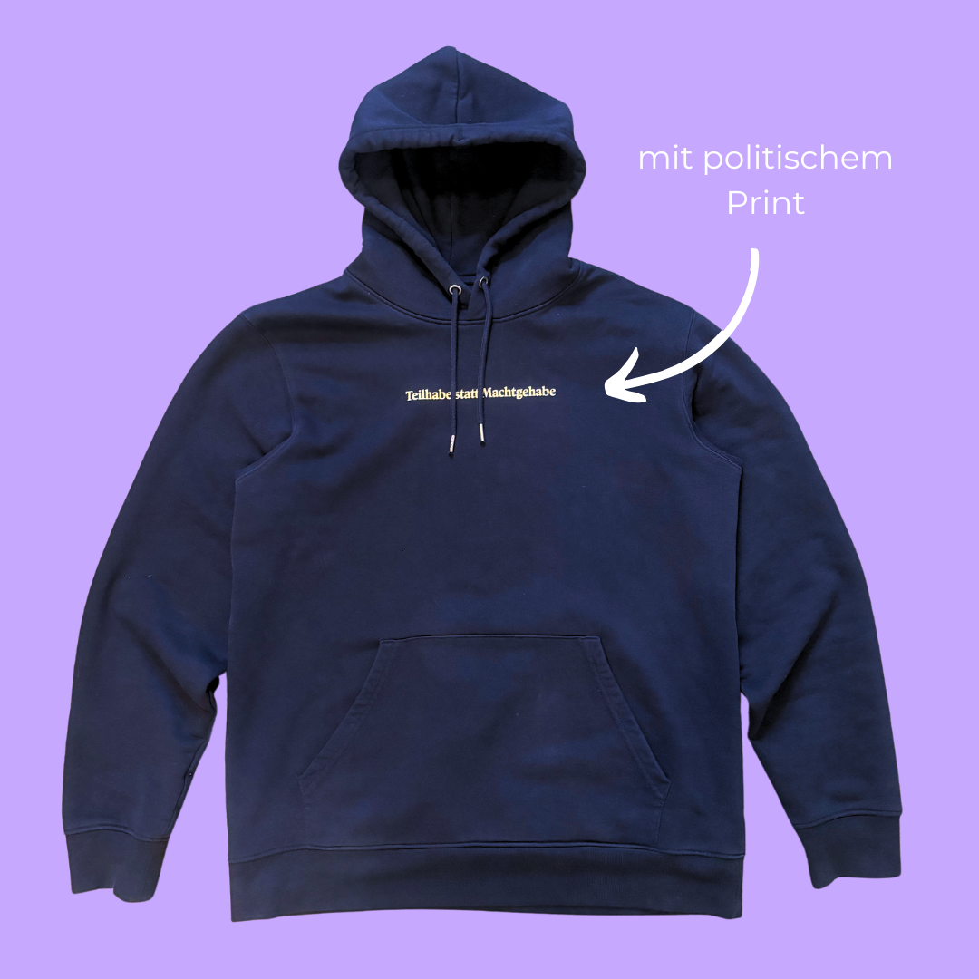 Dunkelblauer Hoodie mit hellgelbem Print "Teilhabe statt Machtgehabe"
