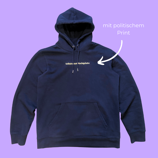 Dunkelblauer Hoodie mit hellgelbem Print "Teilhabe statt Machtgehabe"