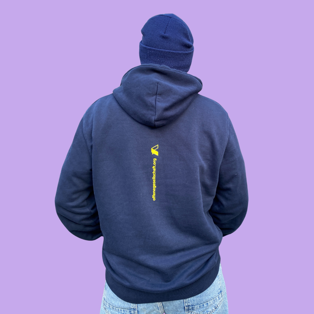 Dunkelblauer Hoodie mit hellgelbem Print "Teilhabe statt Machtgehabe"