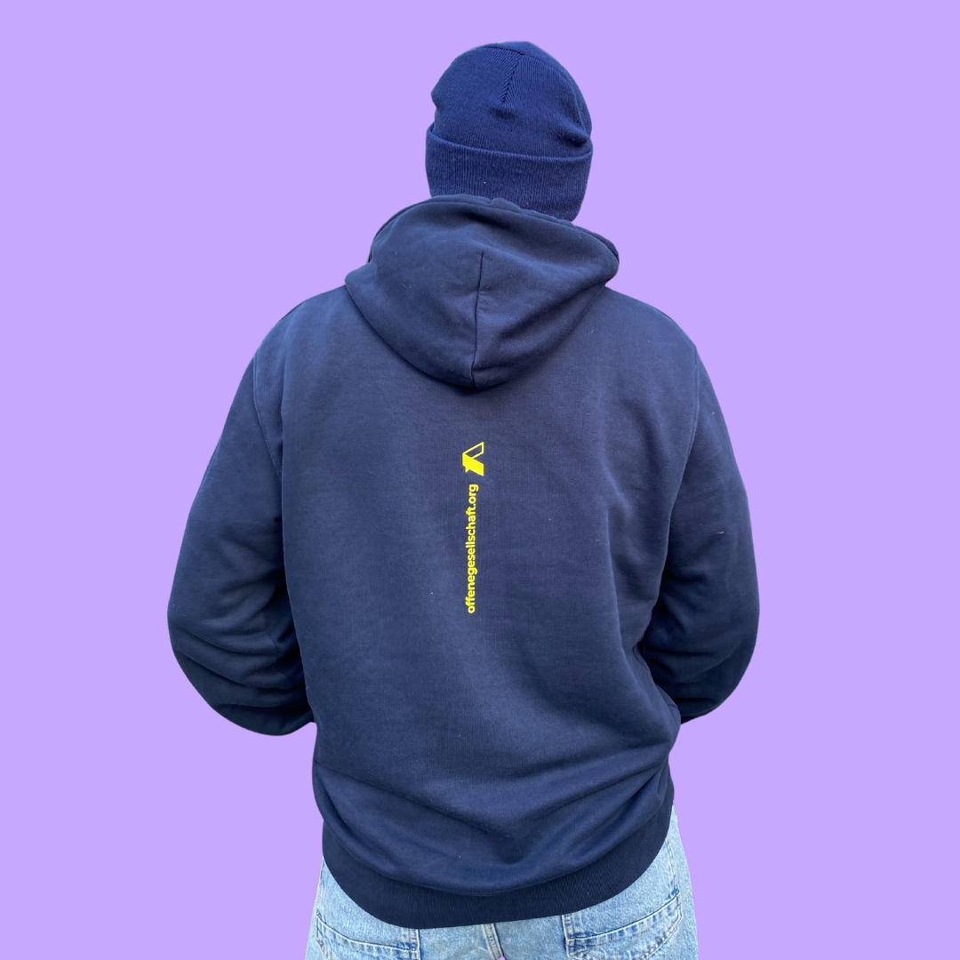 Dunkelblauer Hoodie mit hellgelbem Print "Teilhabe statt Machtgehabe"