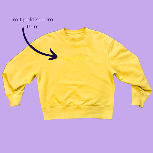 Senffarbener Sweater mit hellgelbem Print "Teilhabe statt Machtgehabe"