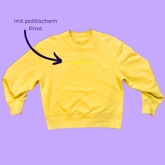 Senffarbener Sweater mit hellgelbem Print "Teilhabe statt Machtgehabe"