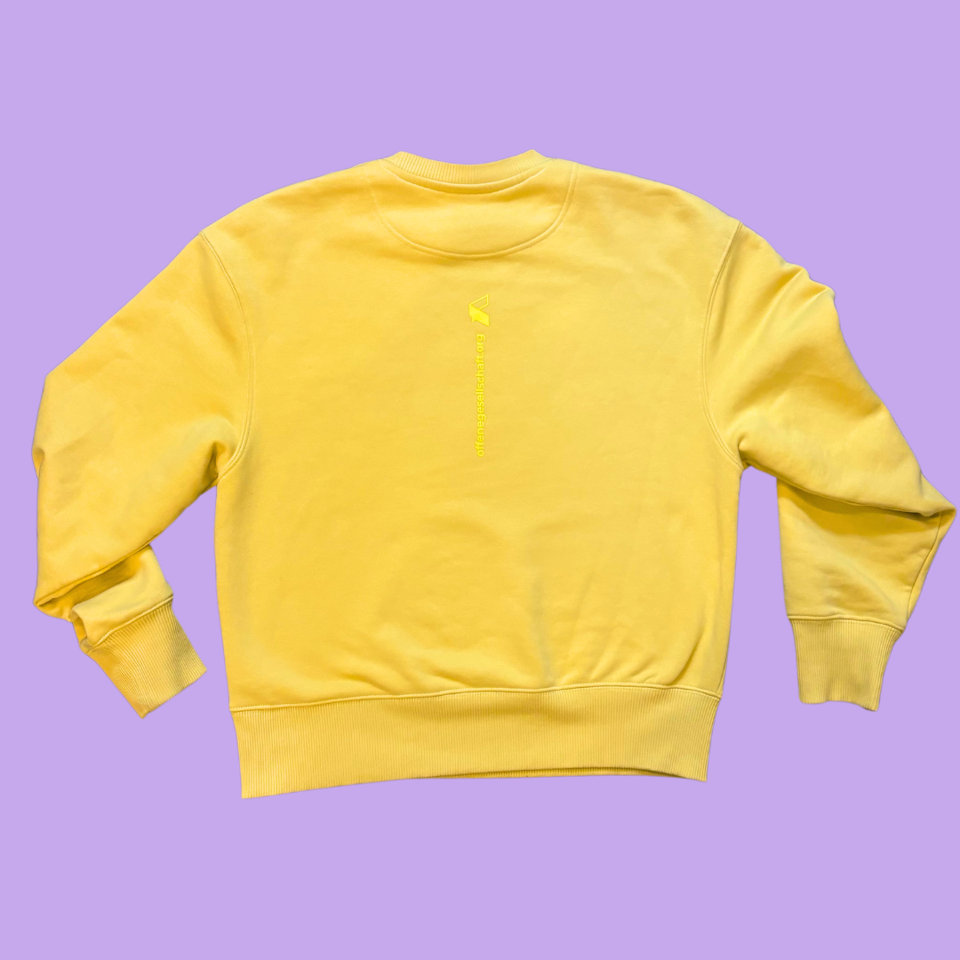 Senffarbener Sweater mit hellgelbem Print "Teilhabe statt Machtgehabe"