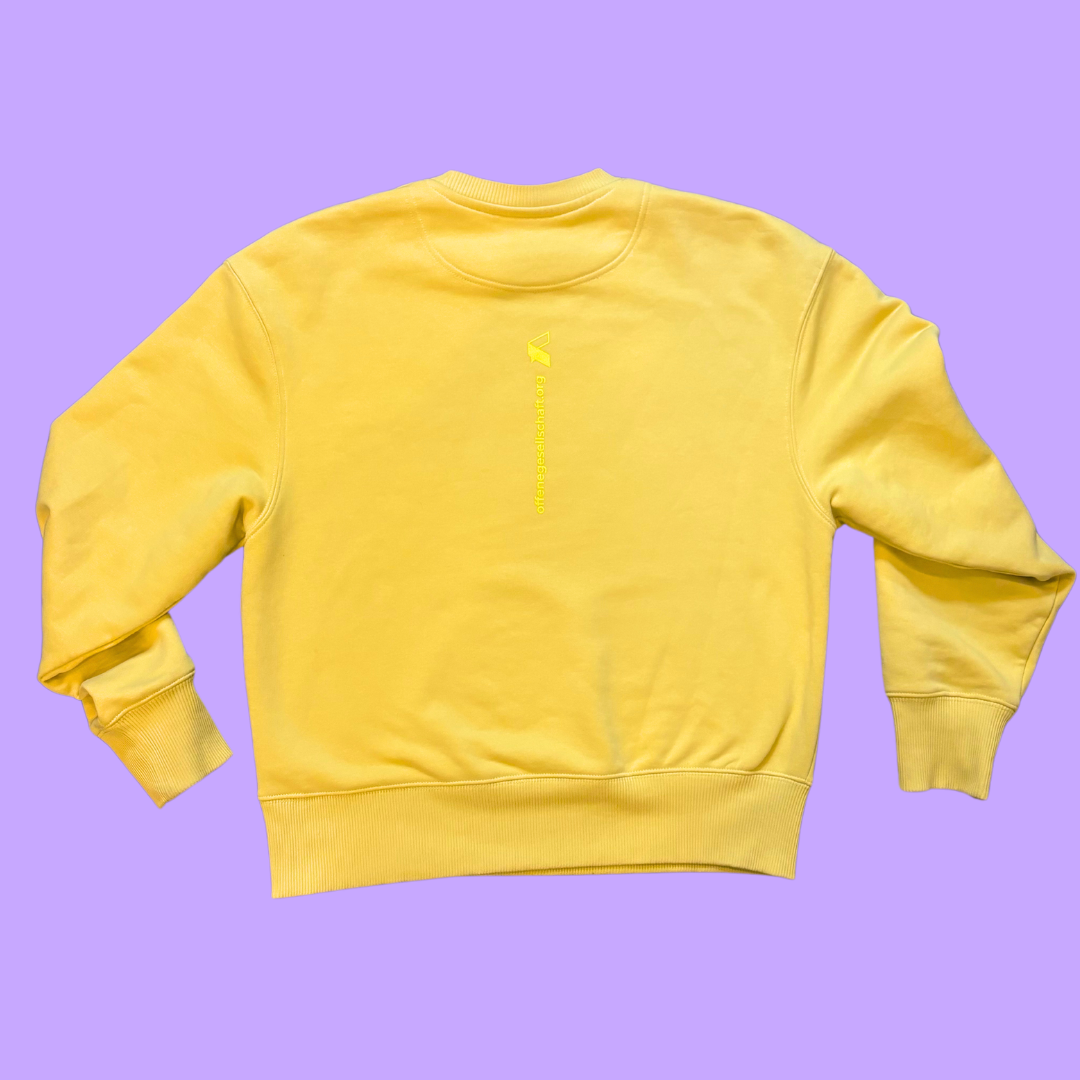 Senffarbener Sweater mit hellgelbem Print "Teilhabe statt Machtgehabe"